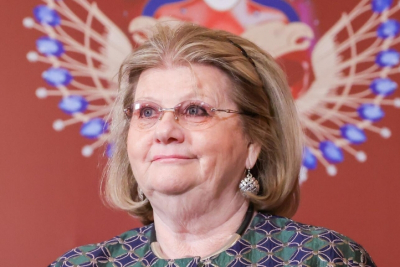 Ирина Муравьева в Сочи: королевская осанка, платье-фуксия и магия советского шарма на красной дорожке