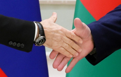 Лукашенко поздравил Путина с праздником Дня России