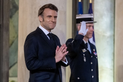 Макрон в очках: президент Франции появился в Елисейском дворце после проблем с глазом
