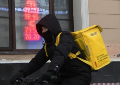 Эксперт: доллар по 50 рублей к лету &mdash; фантастика или реальный сценарий?